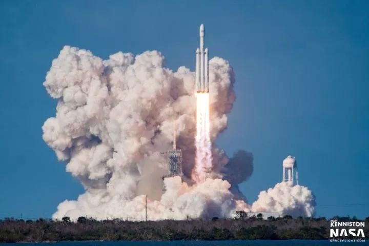 SpaceX猎鹰重型火箭成功发射的有趣细节