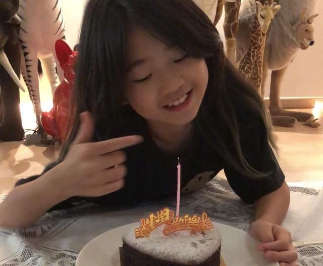 曹格女儿已经满十岁了，从肉嘟嘟变成小女神，被妈妈形容为小土匪