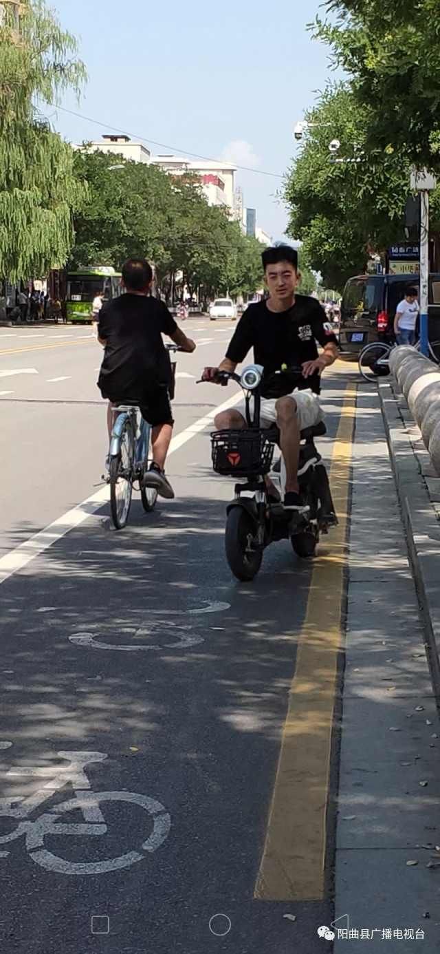 不按规定车道行驶