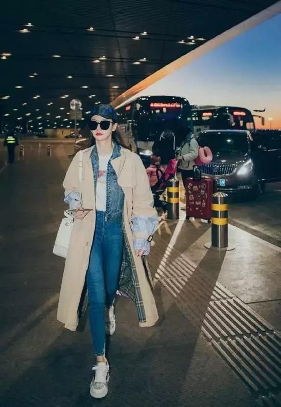 郑爽穿的这件设计感牛仔外套,我锁了!