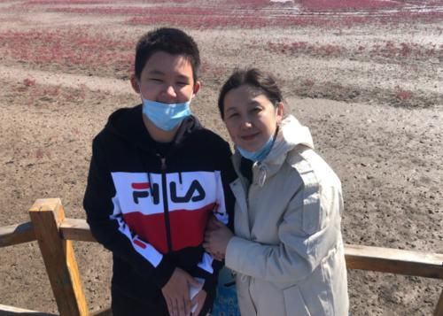 66岁寇振海一家出游，12岁儿子身高赶上爸爸，小21岁娇妻显老气