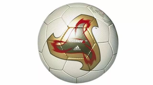 世界杯用球发布 致敬经典黑白块50周年