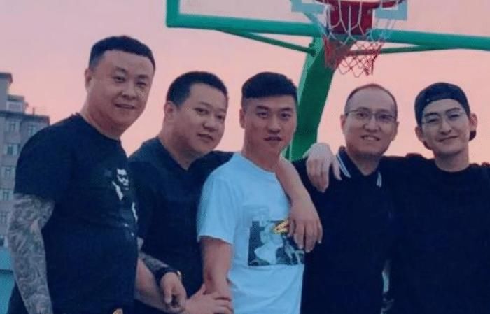 小沈阳同学聚会照，现实告诉我们：有明星的聚会还是不要去了