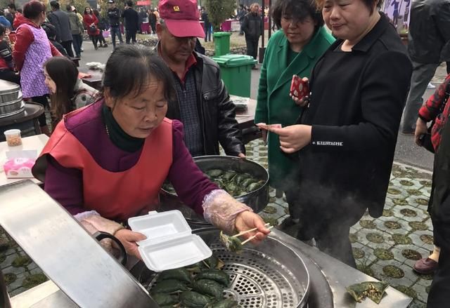 阿婆街头卖少数民族特色小吃，三元一个，摊位前围满食客！