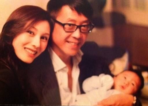严管百亿富三代！李嘉欣夫妇携子购物，9岁许建彤独立自主很懂事