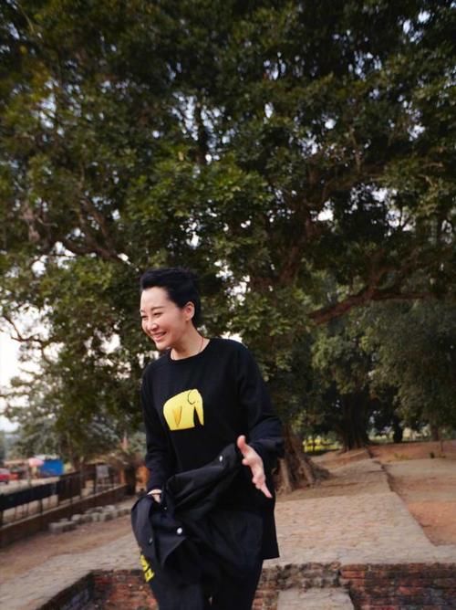 许晴不愧单身贵族，红大衣配长靴肆意大笑，51岁还有少女的娇俏