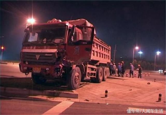 为什么渣土车晚上横冲直撞闯红灯的现象很普遍?司机的答案很直接