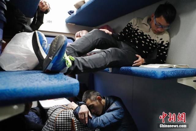 春运途中回家过年的孩子们