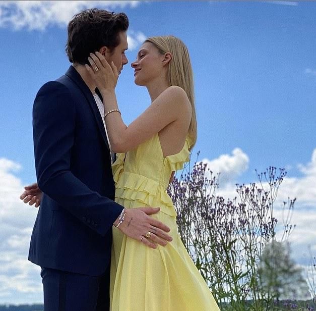 贝嫂大儿子牵未婚妻出街！像小老头了，贝嫂一身驼色比儿媳都温柔