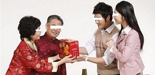 带新婚老婆回家过年,中午吃饺子,老婆刚拿起筷子,我姐把碗摔了