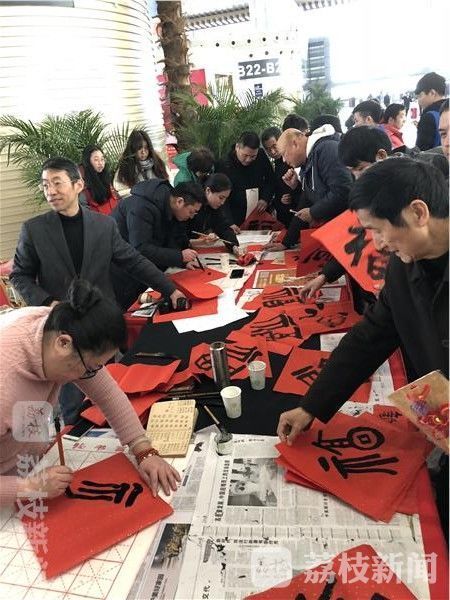 让你的回家路更温暖 400余名青年志愿者为你贴