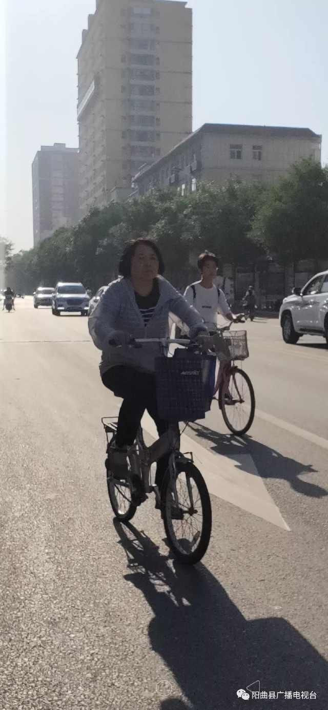 不按规定车道行驶