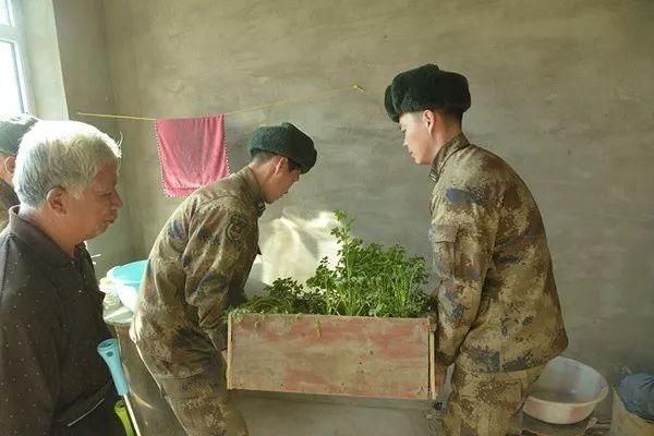 我们心中的榜样叫雷锋!