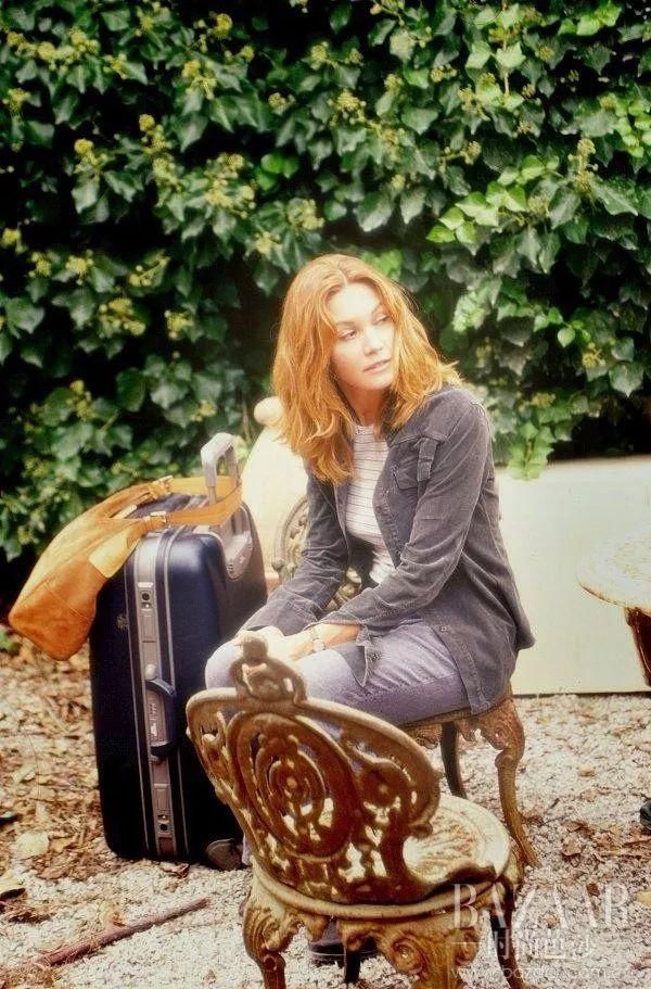 白裙衬衫黑外套,裹裙高腰贝雷帽。女人这么穿