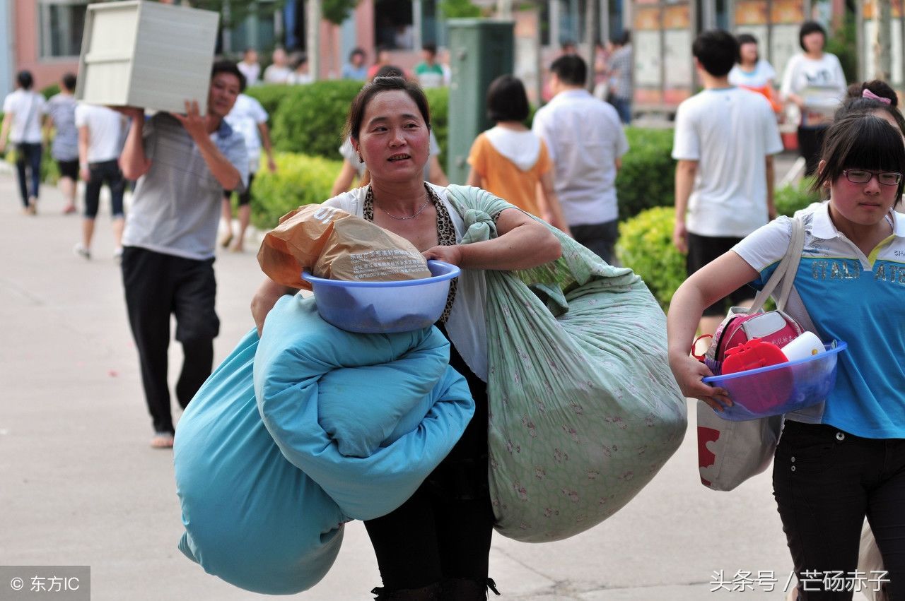 高考结束,家长帮孩子搬运物品,孩子再大在父母