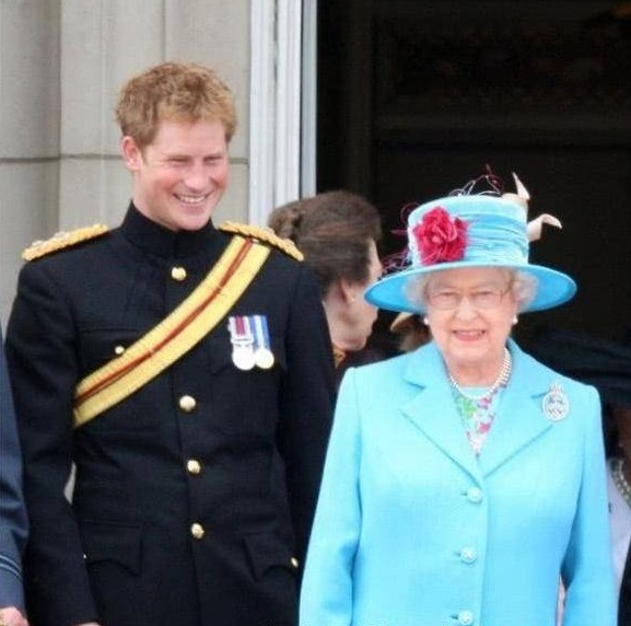 英国女王有多疼哈里王子?老照片见证玄机,简直