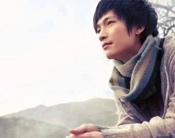 陈楚生二胎得子,好友张杰送祝福,快男冠军抱娃