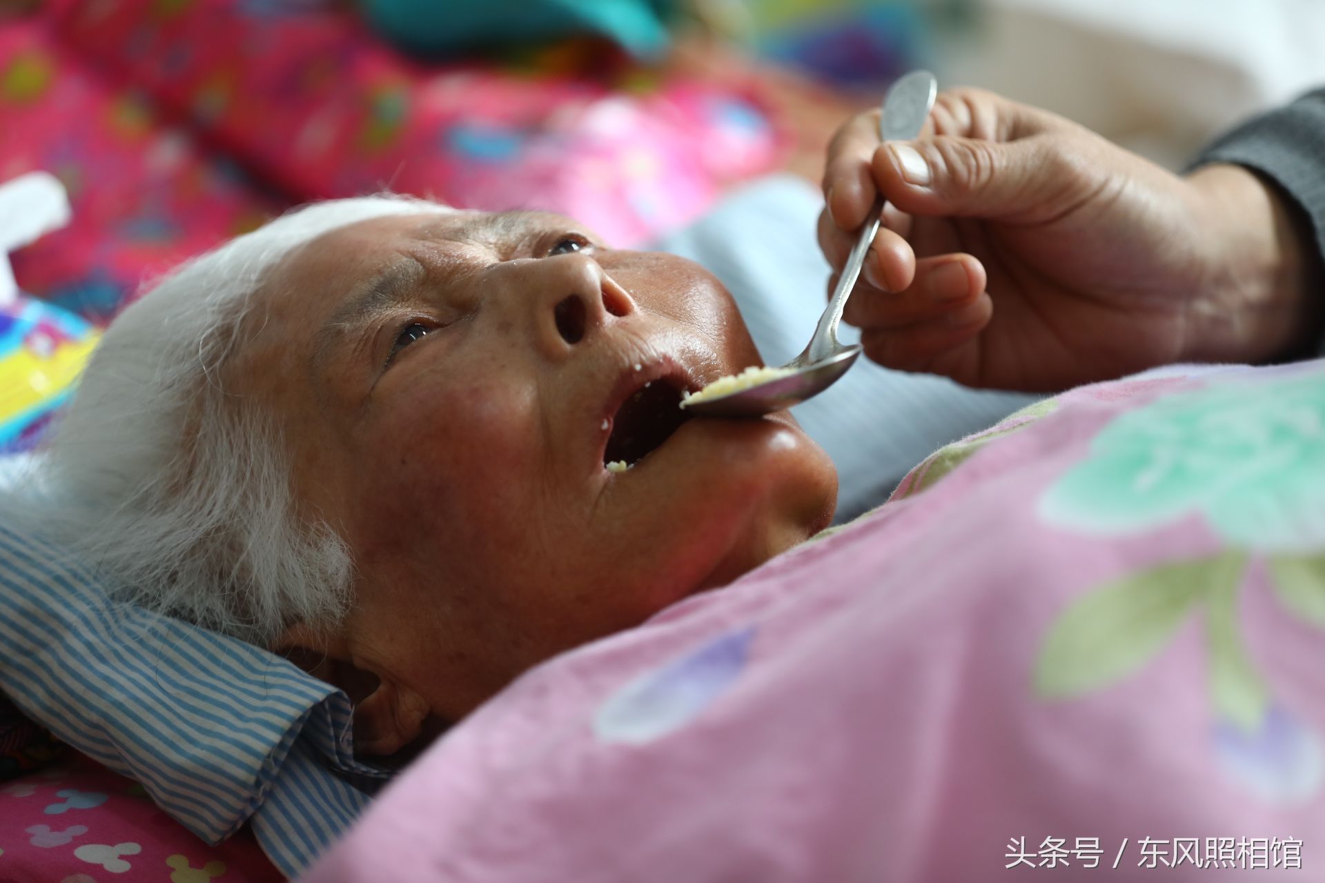 保安追求妻子10年,婚后伺候瘫痪岳母,月薪1千