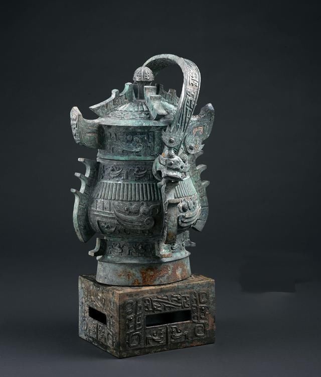 中国陕西宝鸡石鼓山商周墓地考古图,以及部分出土青铜器