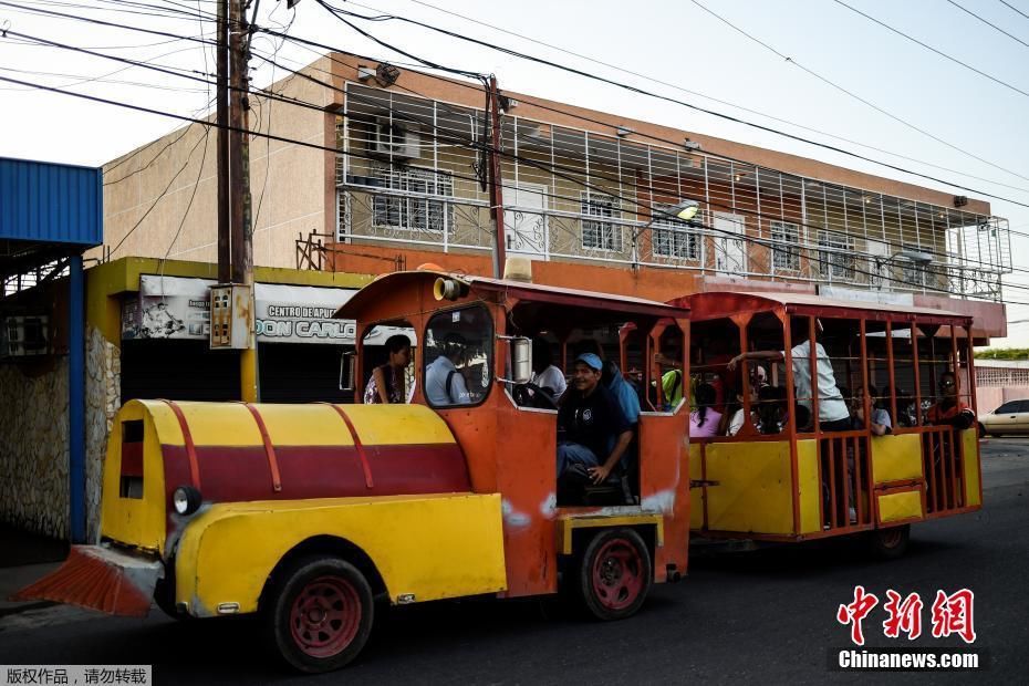 委内瑞拉公交资源匮乏 民众挤游乐小火车出行