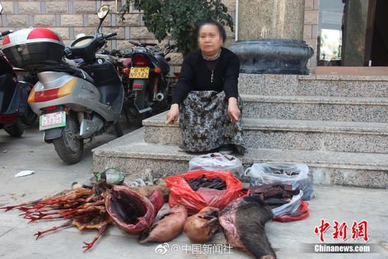夫妻俩当街卖濒危野生动物制品 果子狸蜂猴摆一地