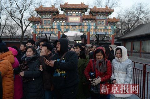 雍和宫抢头香新年祈福 外地游客称“年味十足”