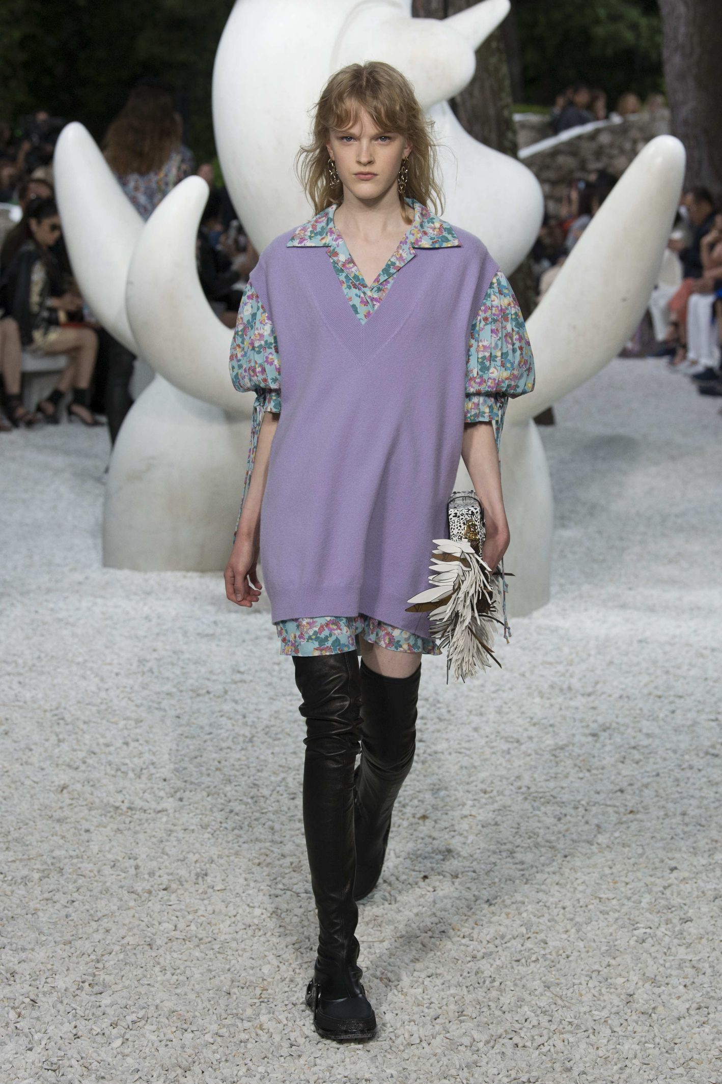 LV举办2019时装发布会,大长靴引人关注,明年要