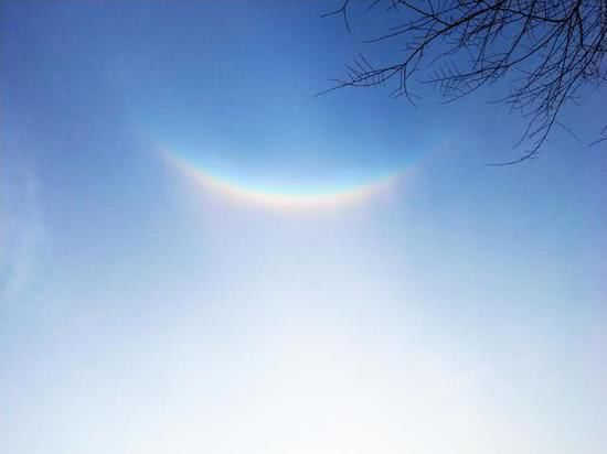 青岛湛山寺上空出现罕见的“彩虹照寺奇观”