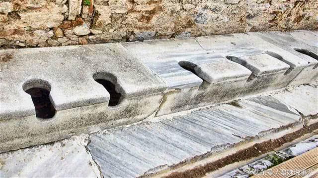 史上最早的坐式公厕，贵族富人专用，冬天要让穷人把厕所捂热