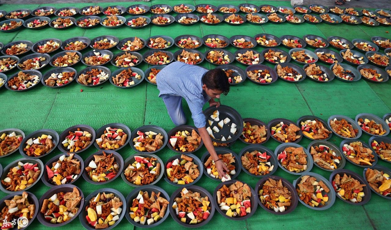 巴基斯坦卡拉奇的穆斯林斋月期间,人们在路边