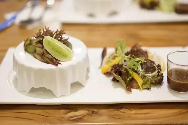 旧时禅房,如今小筑,出门十步便是西湖