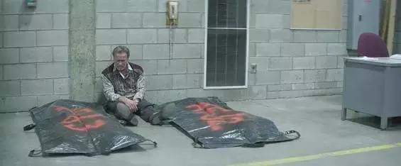 《空难余波》:硬汉施瓦辛格流落街头,廉颇老矣