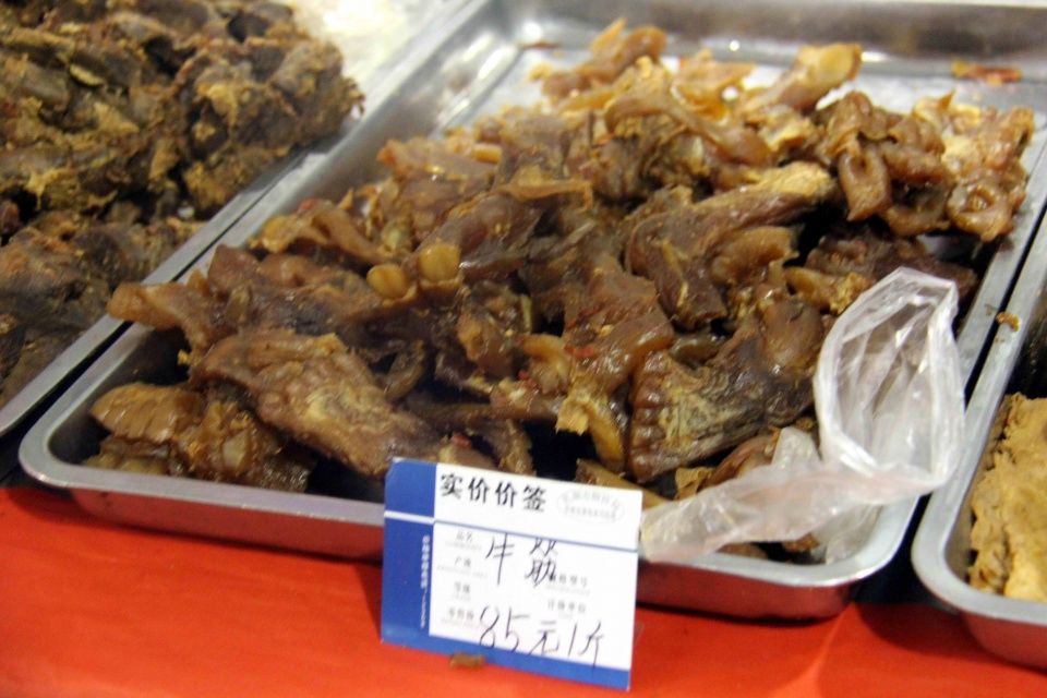 这一斤生牛肉40元，还有不少市民等着买