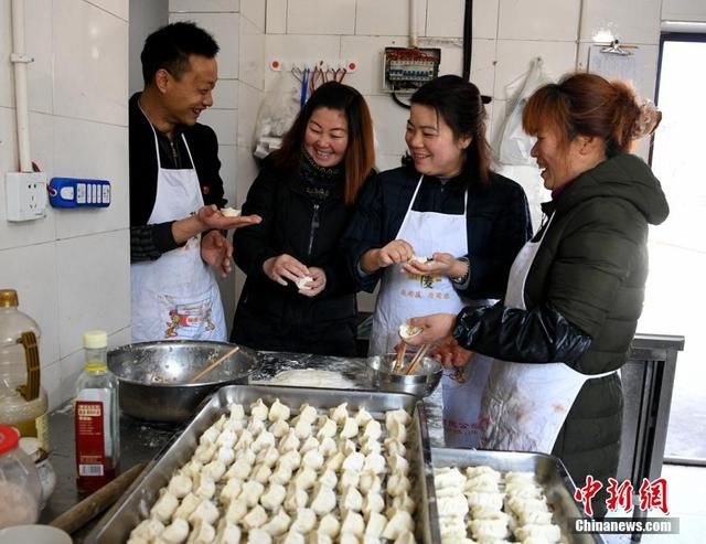 成昆铁路小车站上的团年饭