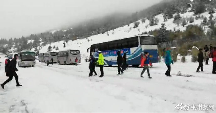 神农架清明迎来降雪，景区游客火爆