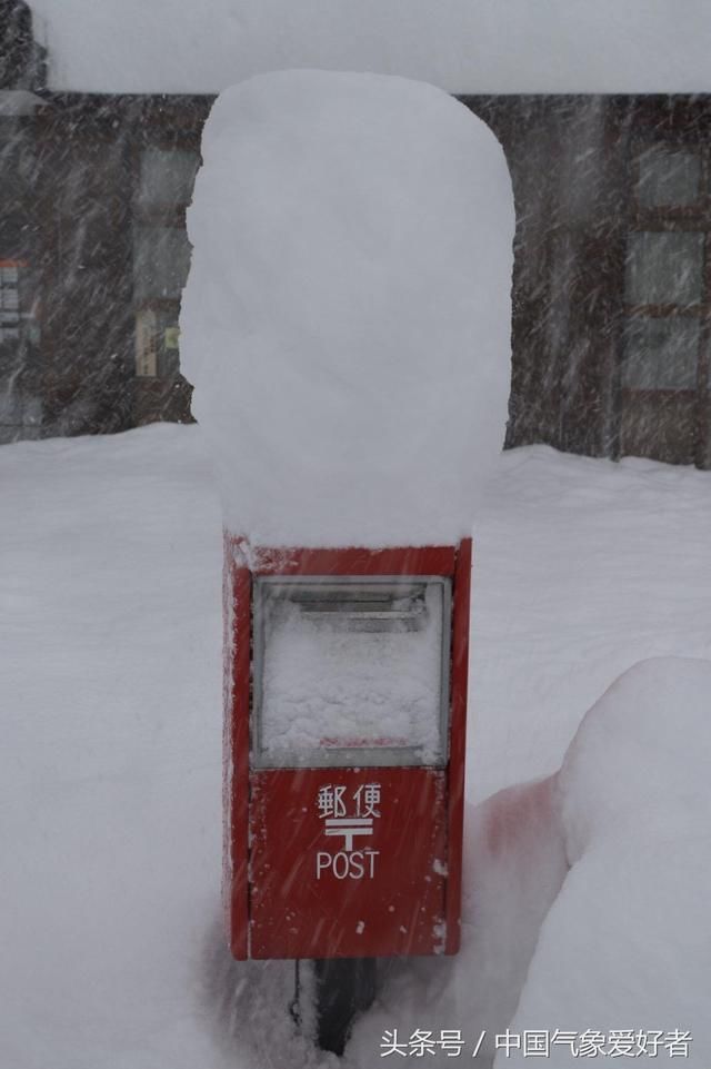 历史首次！日本暴风雪肆虐积雪高达4.3米！路边堆起壮观雪墙