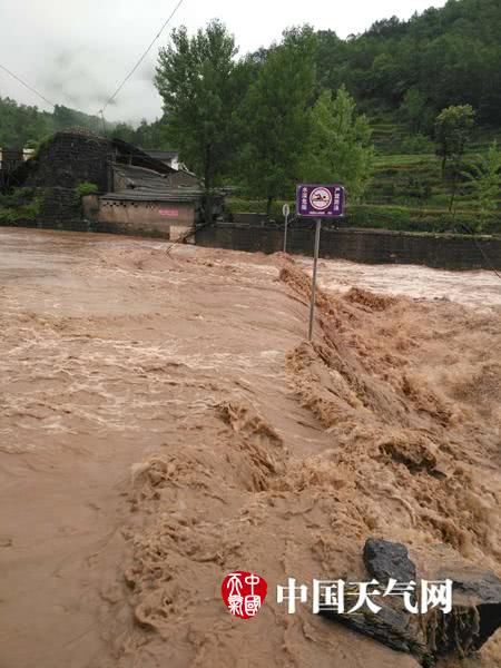 四川遭遇暴雨 多地出现灾情