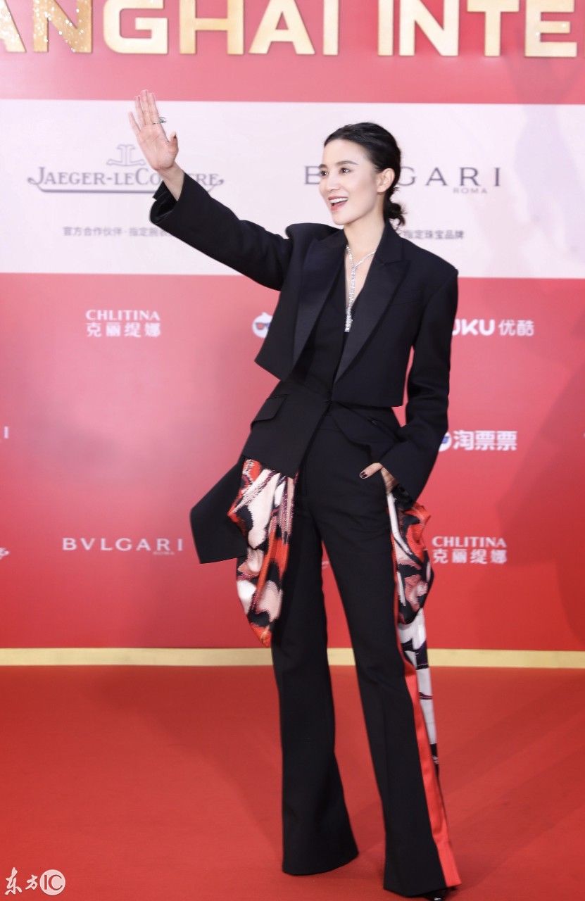明星们出席第21届上海国际电影节开幕式