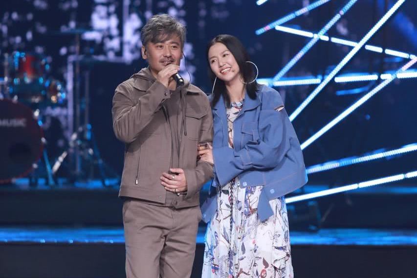 谭维维《跨界歌王》初登场 甜蜜对唱吴秀波惊