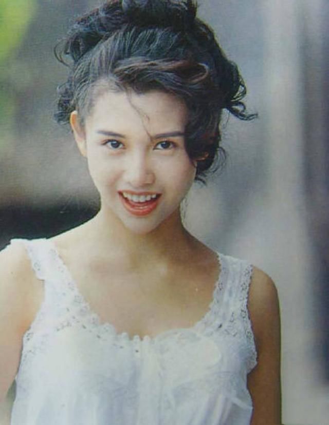 邱淑贞女儿越来越美,晚会造型港味十足,与妈妈如同复制粘贴