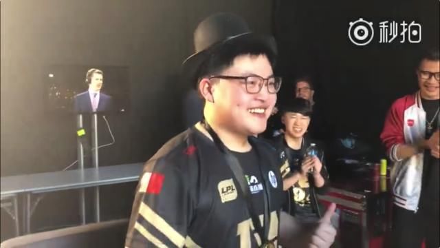 Uzi夺得MSI世界冠军后,欧洲这位暖场小哥给了他一件特殊的礼物!