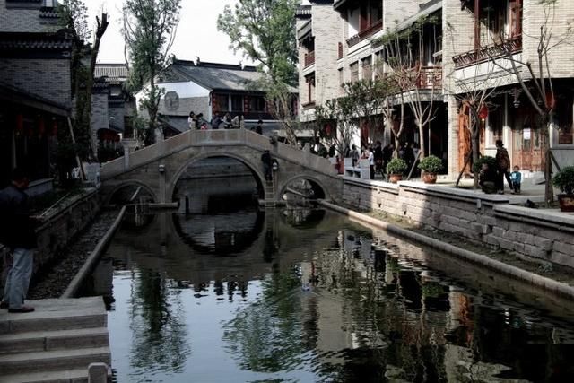 斥资20多亿建造人造古镇，原以为会吸引很多人，但游客却不买账