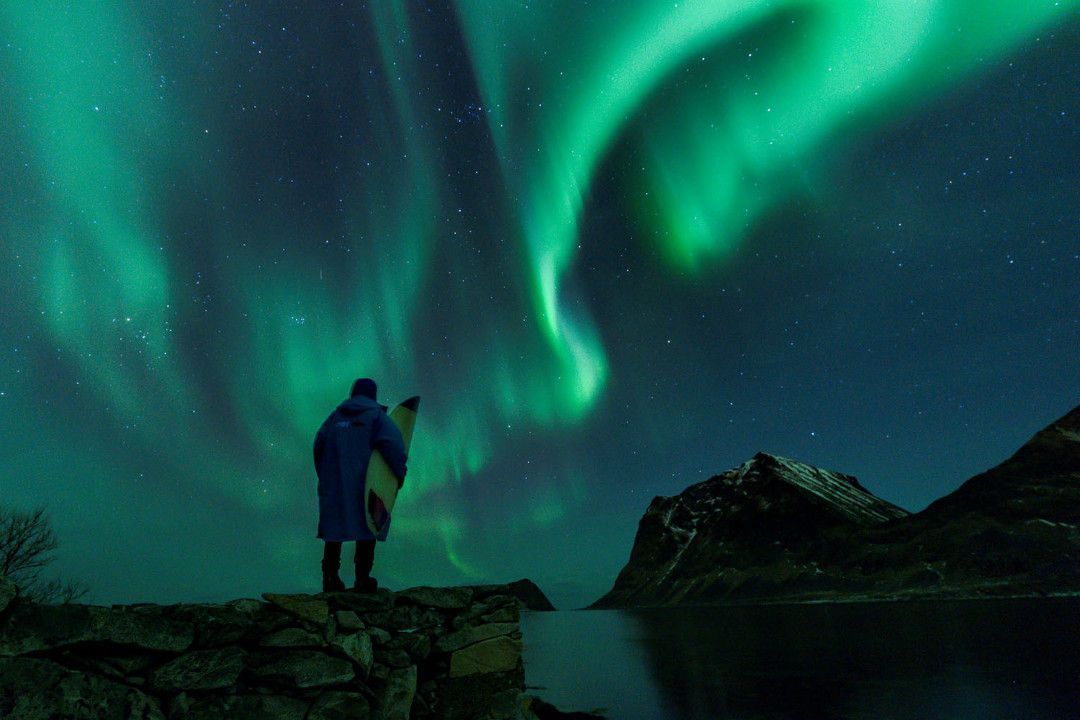 在白雪中伴着极光闪烁冲个浪，是种怎样的新奇体验？