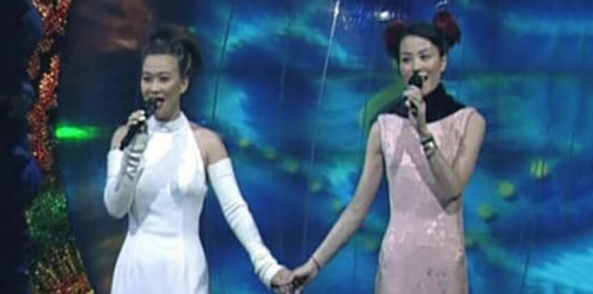 王菲KTV约唱小鲜肉，全程紧挨心情好，网友：谢霆锋知道吗？