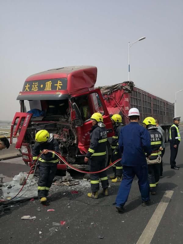 两货车相撞司机被困血流不止,直升机10分钟到