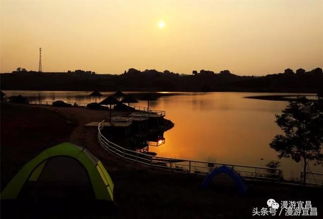 湖北宜昌：夕阳下的湖边露营，浪漫至极！