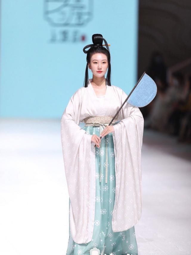 华裳九州汉服走秀到底怎么了？频繁上多次热搜，原因竟是因为这个