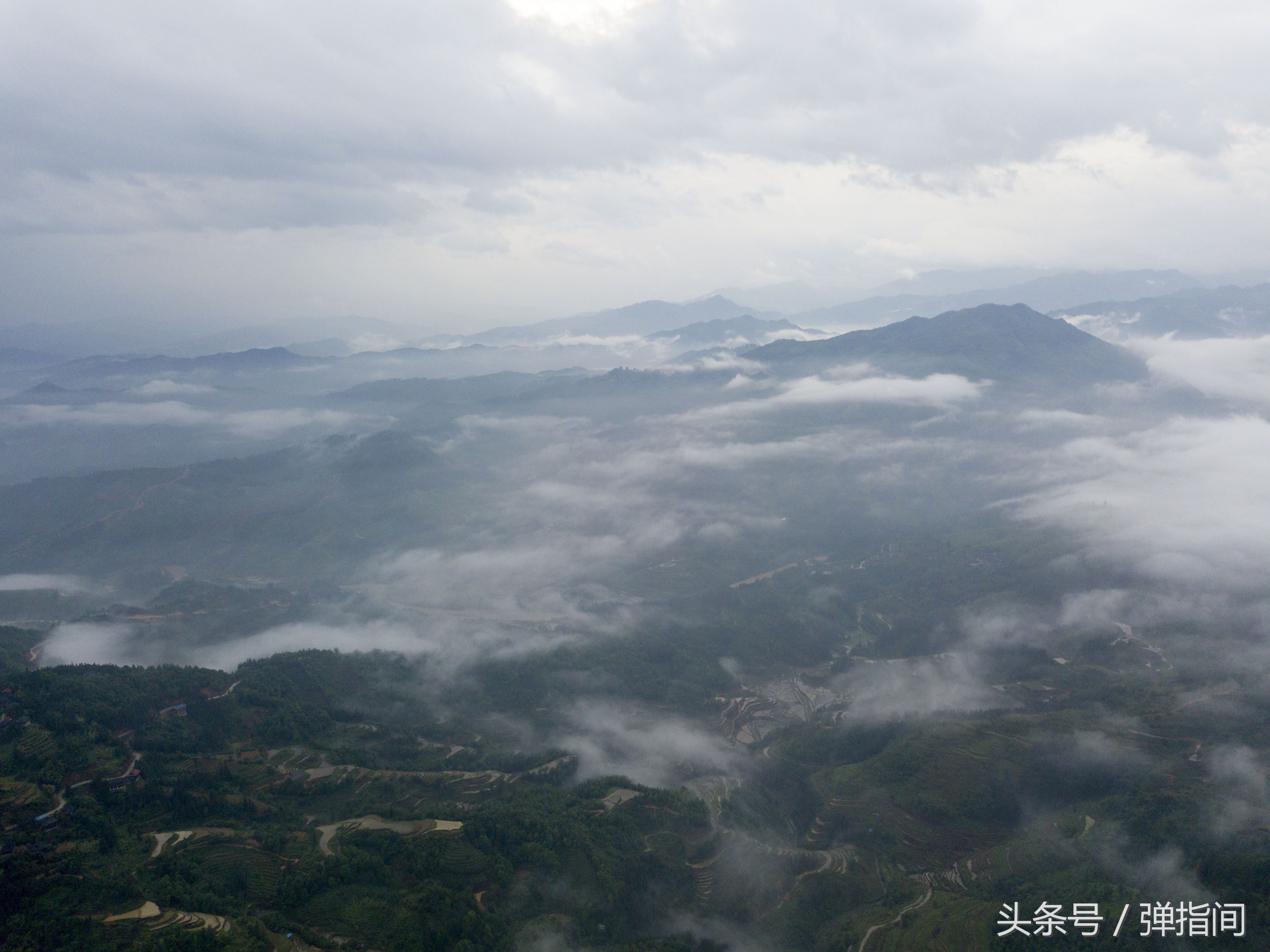 初夏时节，一不小心、一场雨后这个苗寨宛如人间仙境