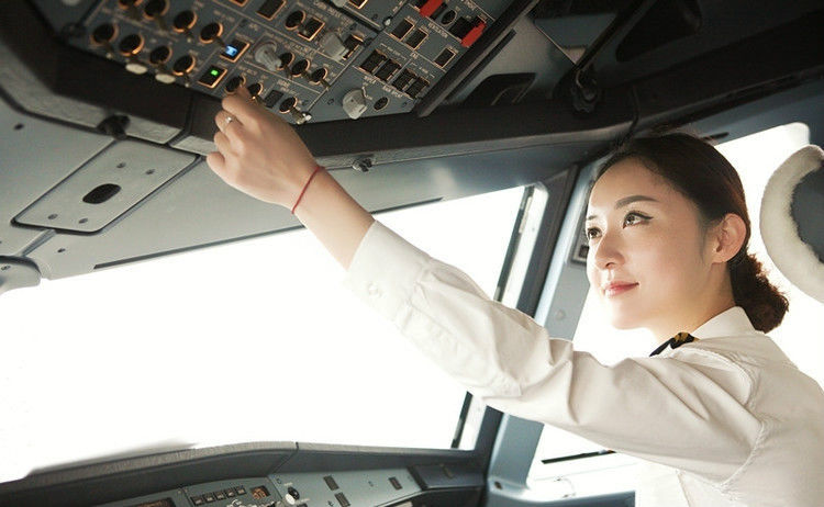 实拍西部航空公司首位女飞行员，比空姐还美