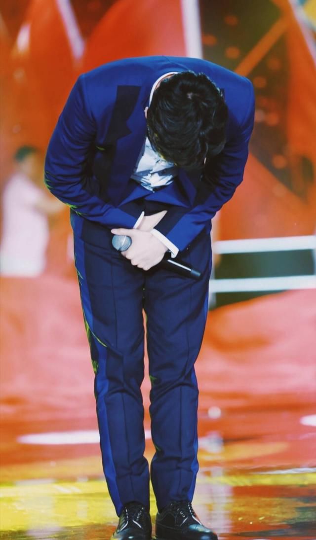 31秒的时间里鞠躬20次,弯腰鞠躬说谢谢一直是